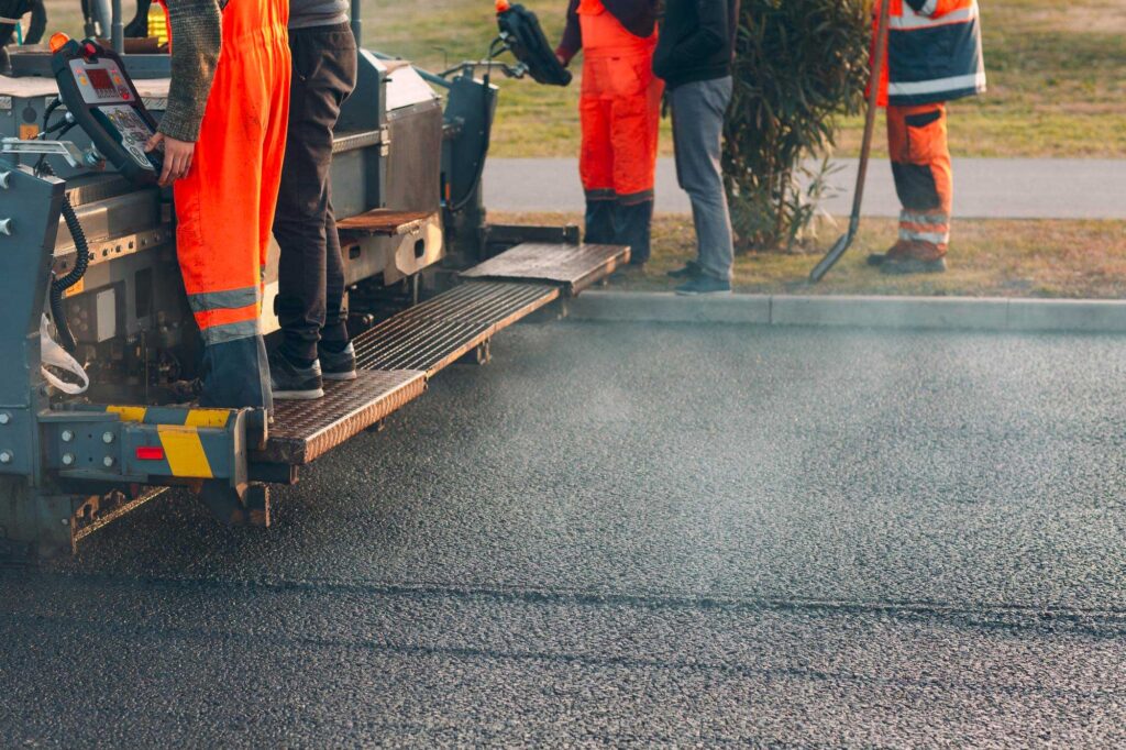Układanie mas bitumicznych: Kluczowe kroki i praktyczne wskazówki
