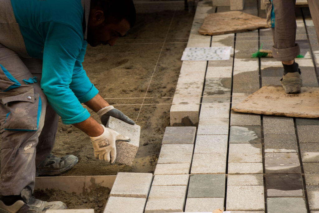 Jak poprawnie układać kostkę brukową?